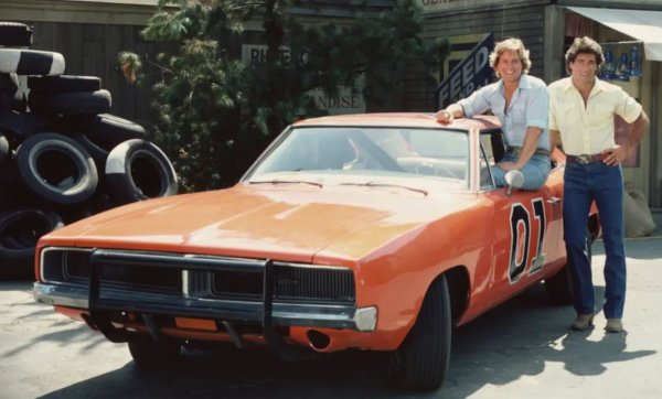 Имаше само един начин да се озовете зад волана на вашия Dodge Cahrger от 69-та, ако бяхте телевизионни братовчеди Бо и Люк Дюк: щяхте да се качите на предната седалка на този високопроизводителен автомобил (с прякор &bdquo;Генерал Лий&ldquo;), като се плъзнете през прозорците на вратите му като гимнастици &bdquo;Генералът&ldquo; също не е мързелив по отношение на скоковете &ndash; според Road & Track емблематичният полет, показан в интрото на сериала, продължава 24 метра.

Актьорите и екипът са изчислили, че повече от 300 броя Charger от края на 60-те са участвали като дублиращи машини в седемте сезона на шоуто. Намирането на такива заместители става толкова трудно в един момент, че Warner Bros. включва AMC Ambassador и използва дистанционно управляеми миниатюри за по-страховитите каскади.
